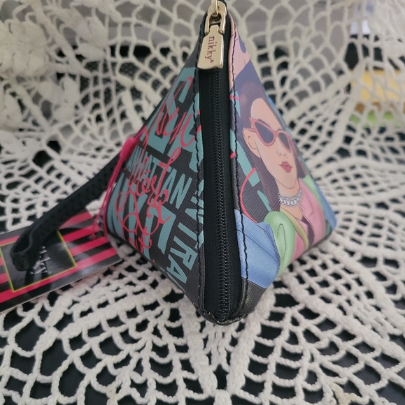 Nikky Triangle Wrislet Pouch - Picture 4 of 5